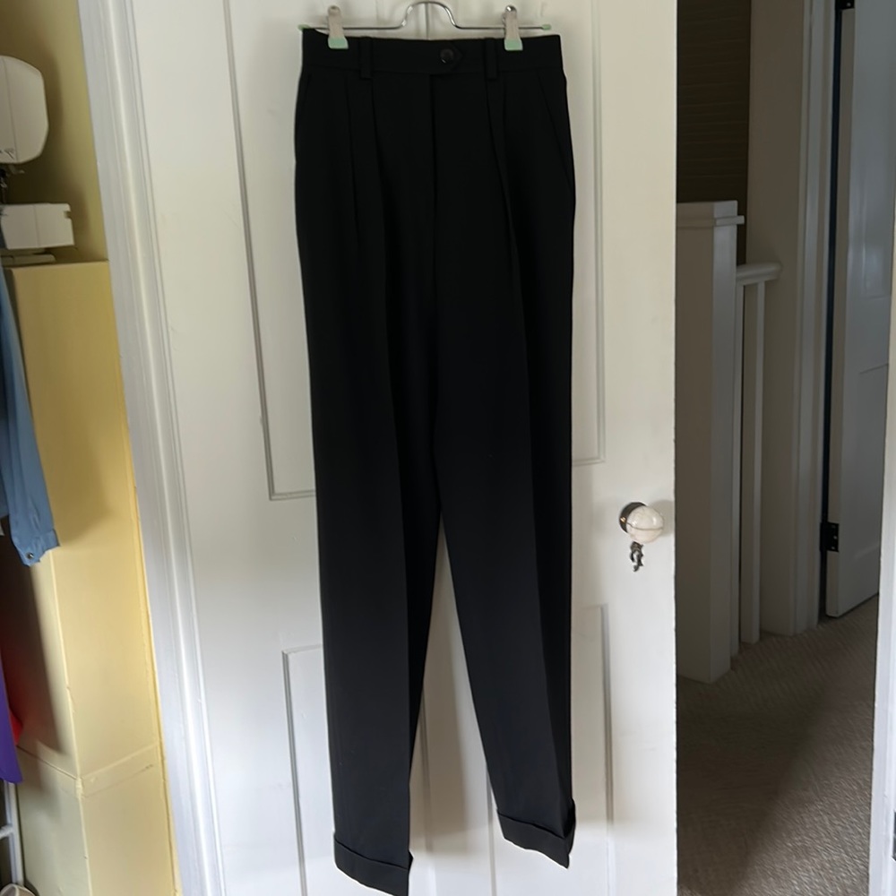 Waist 28”, rise 14”, inseam 32”, hip hip 38”.